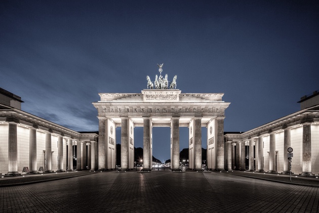 Gehen Sie mit uns neue Wege: kompetent und kreativ.  Rechtsanwältin/Rechtsanwalt für Arbeits- & Zivilrecht gesucht. background picture