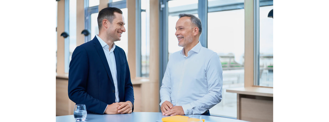 Rechtsanwalt (m|w|d) Wirtschaftsrecht in Senior Manager Position background picture